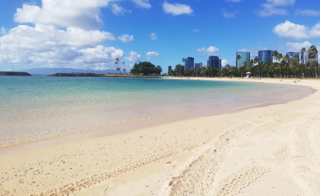 Foto af Ala Moana Beach med lys fint sand overflade