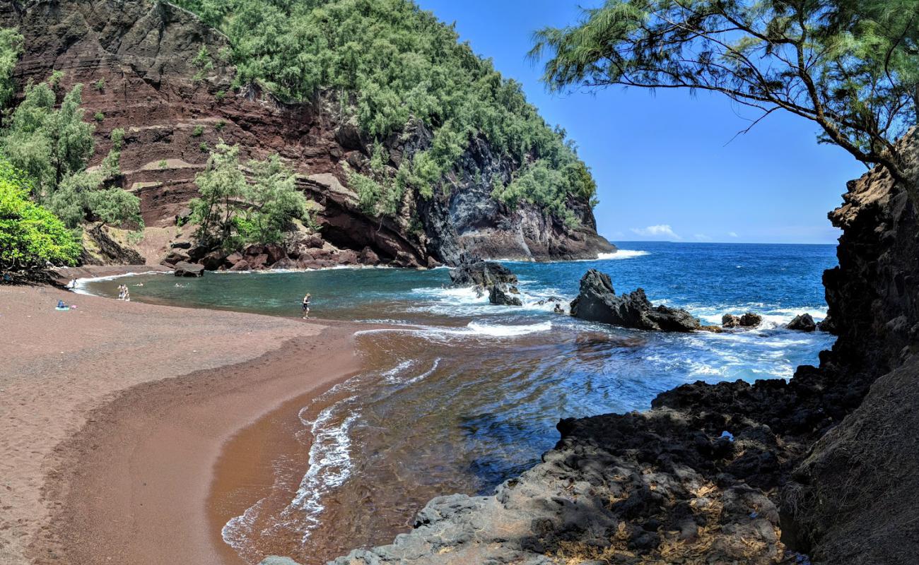 Foto af Kaihalulu Strand med brun fin sten overflade