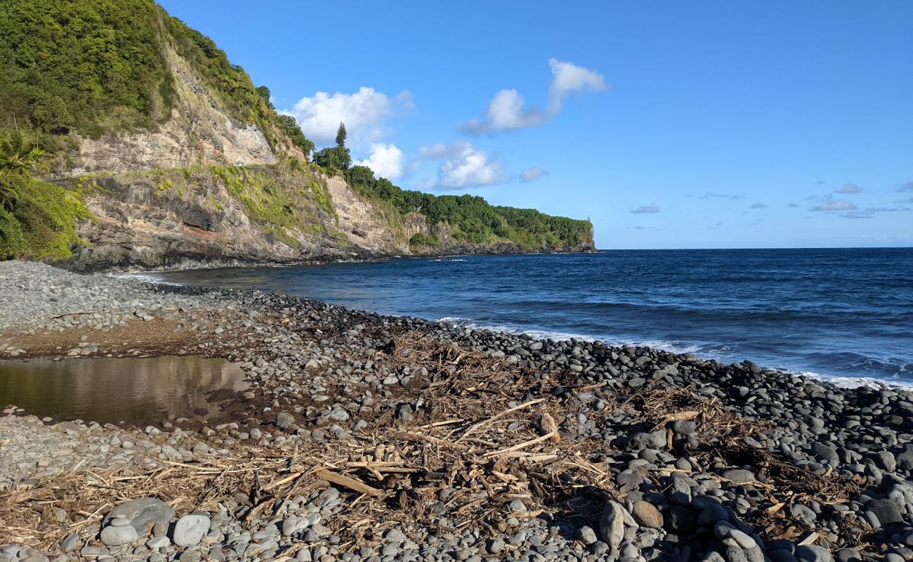 Foto af Kaapahu Bay Beach med sort sten overflade