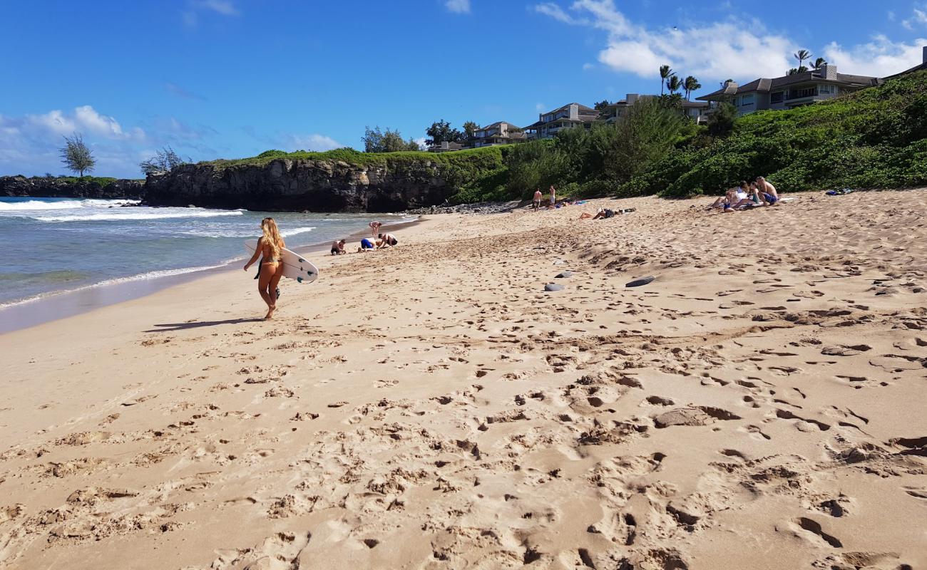 Foto af Oneloa Beach med lys sand overflade