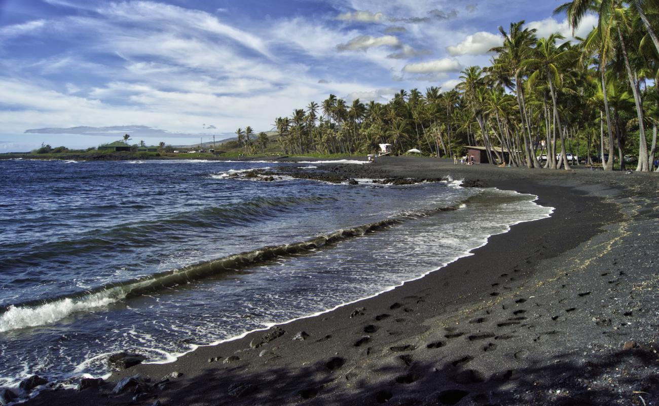 Foto af Punalu'u Beach med sort sten overflade