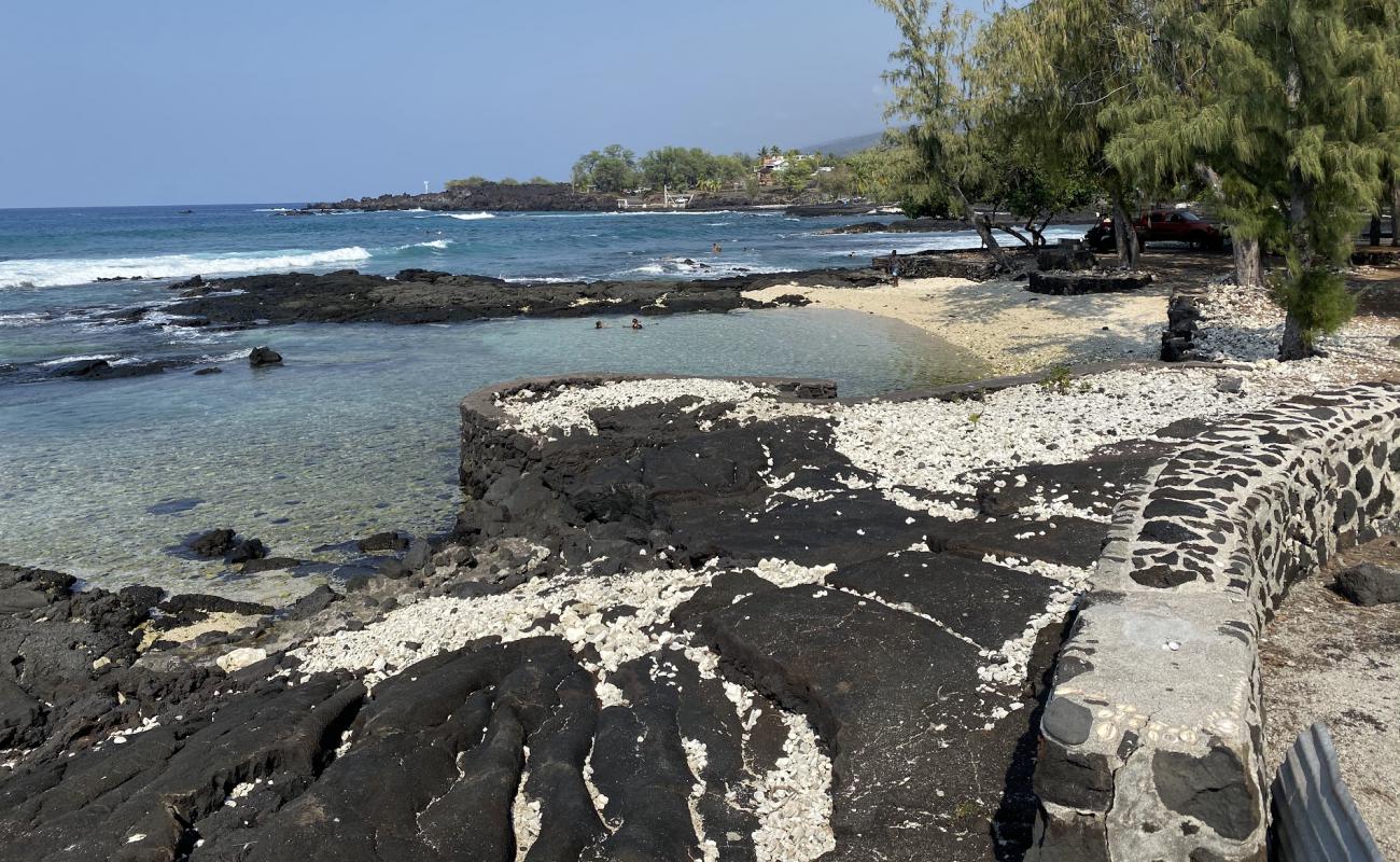 Foto af Miloli'i Beach med lyst sand & sten overflade