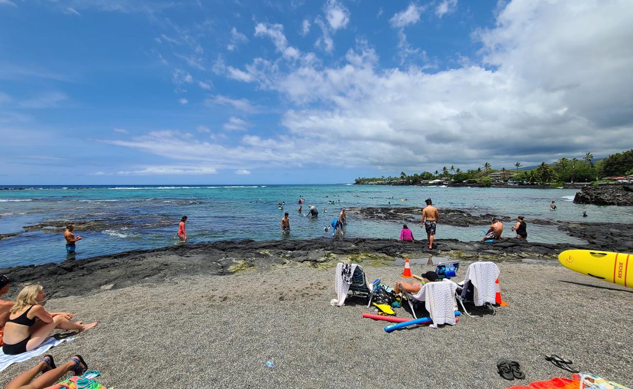 Foto af Kahalu'u Beach med gråt sand og sten overflade