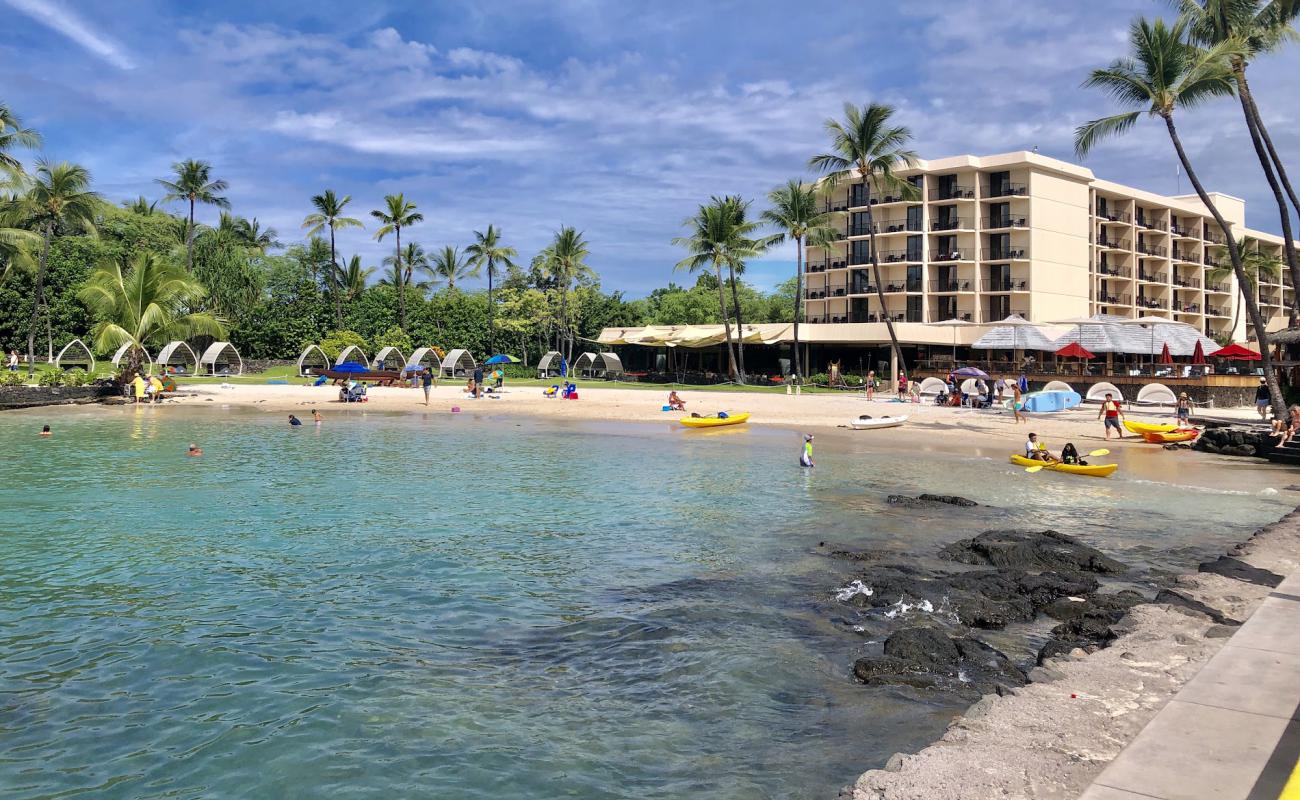 Foto af Kamakahonu Beach med lys fint sand overflade