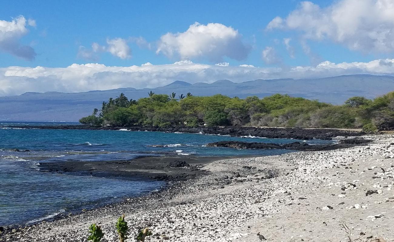 Foto af Holoholokai Beach med gråt sand og sten overflade