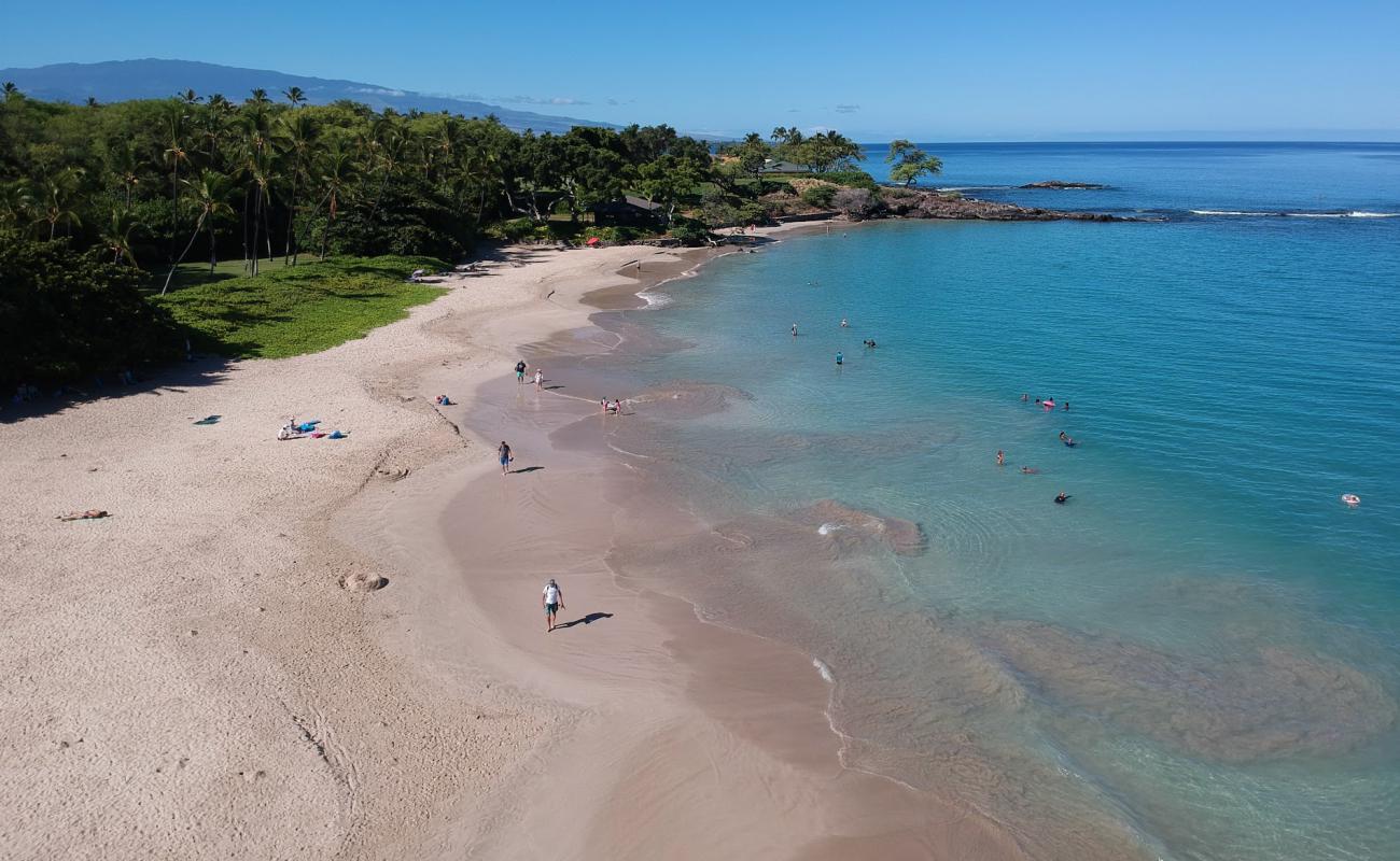 Foto af Mauna Kea Strand med lys sand overflade