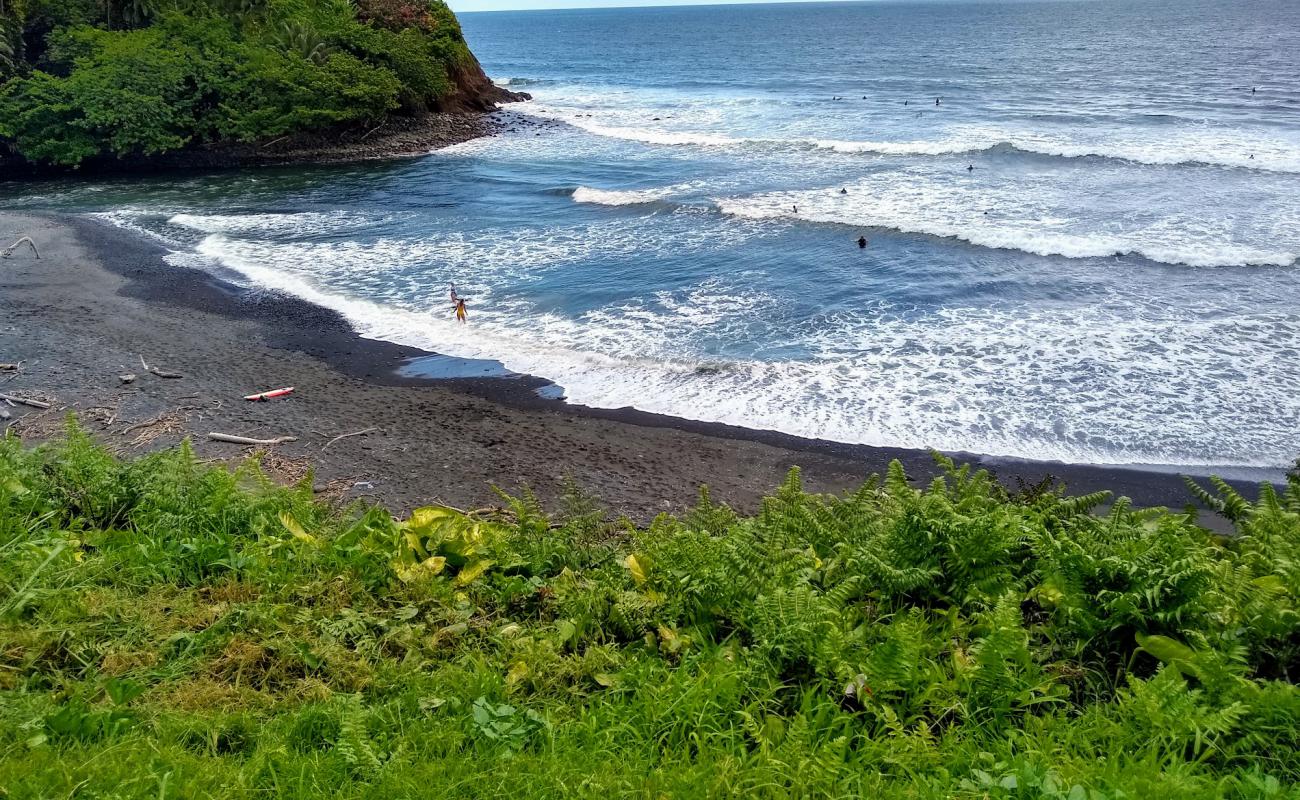 Foto af Honoli'i Beach med gråt sand og sten overflade