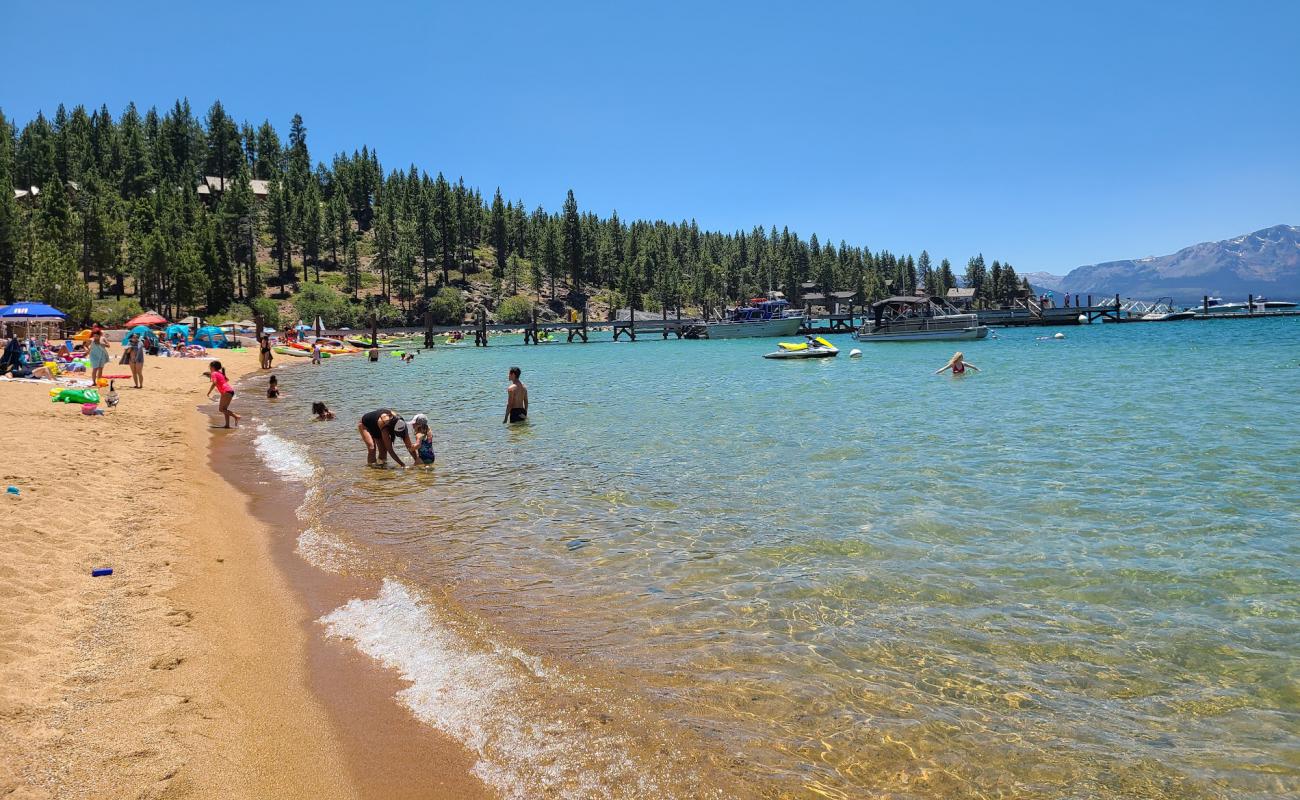 Foto af Round Hill Beach med lys sand overflade