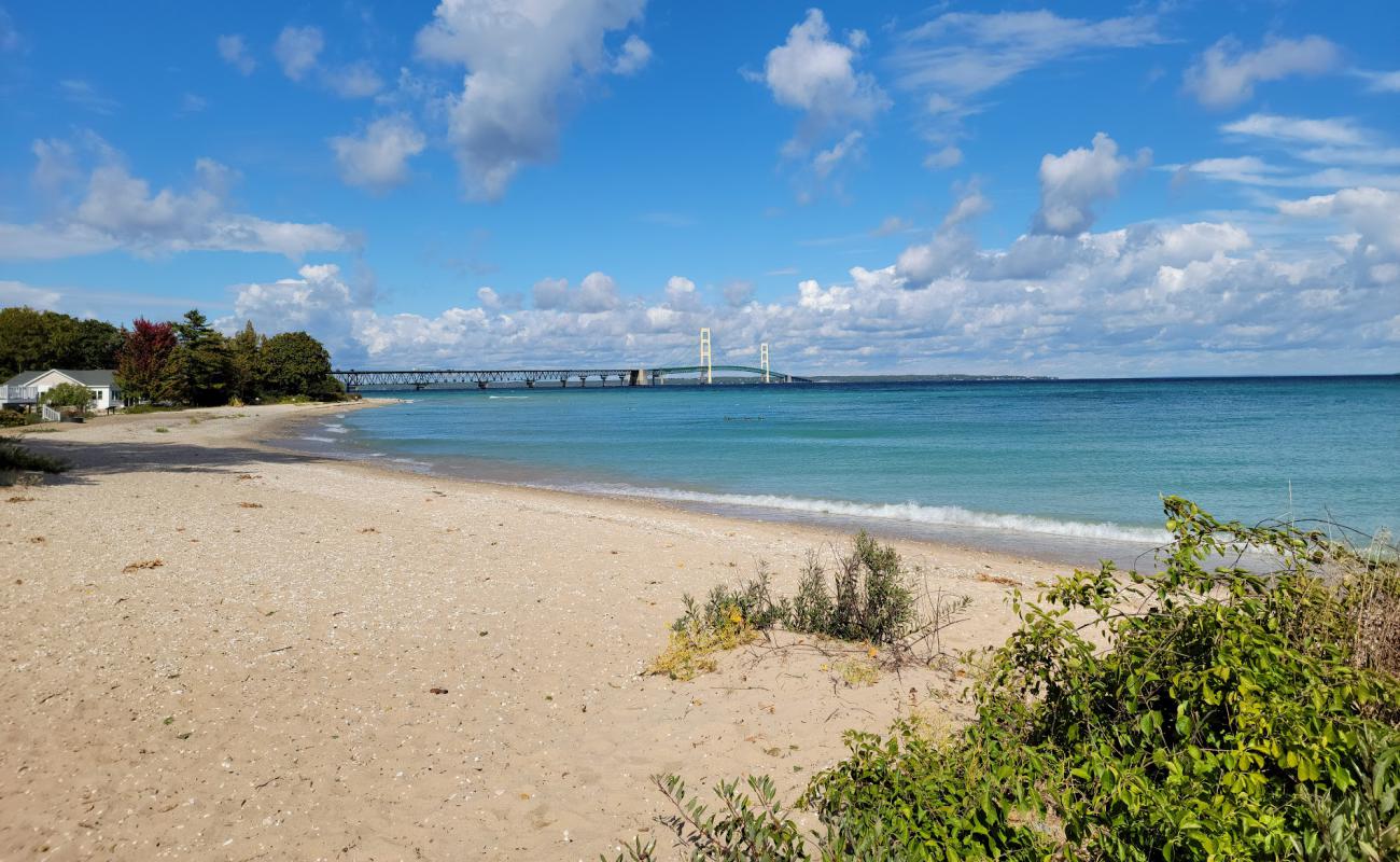 Foto af Gary R Williams Park Beach med gråt sand og småsten overflade