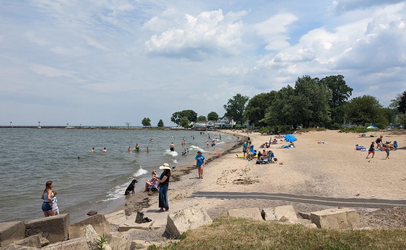 Foto af Vermilion Lighthouse Beach med lys sand overflade