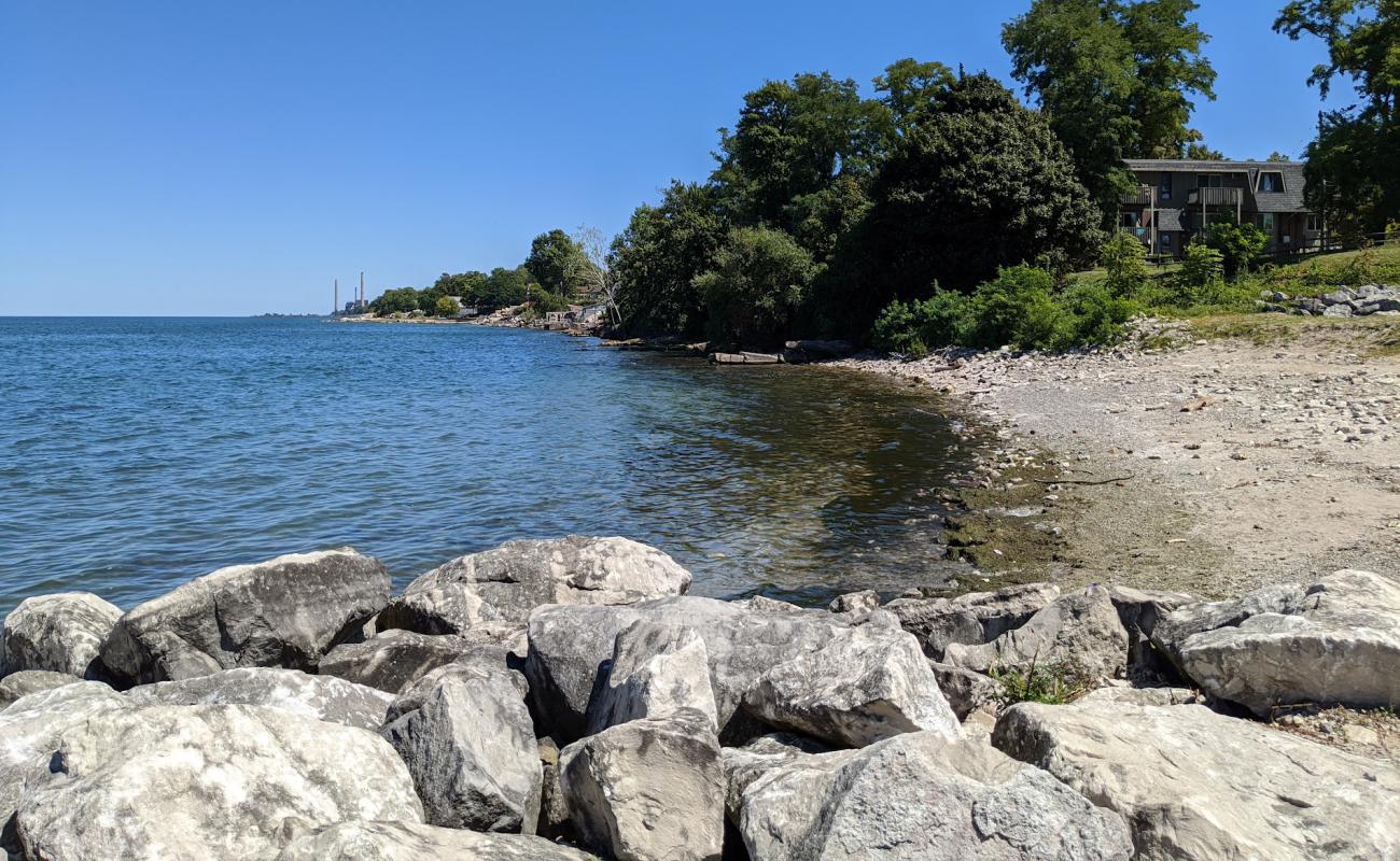 Foto af Sheffield Lake Beach med gråt sand og småsten overflade