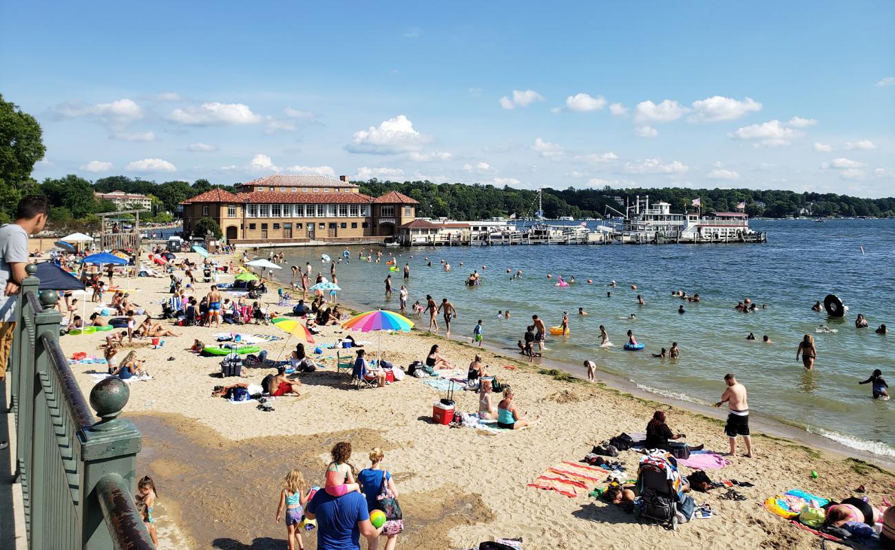 Foto af Lake Geneva Beach med lys sand overflade