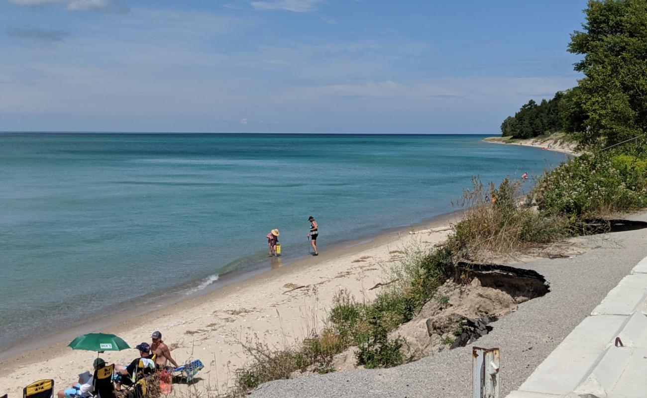 Foto af Christmas Cove Beach med let sand og småsten overflade