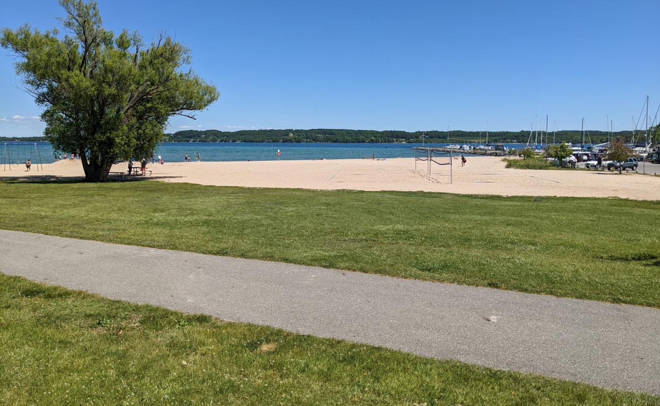 Foto af Suttons Bay Beach med lys sand overflade