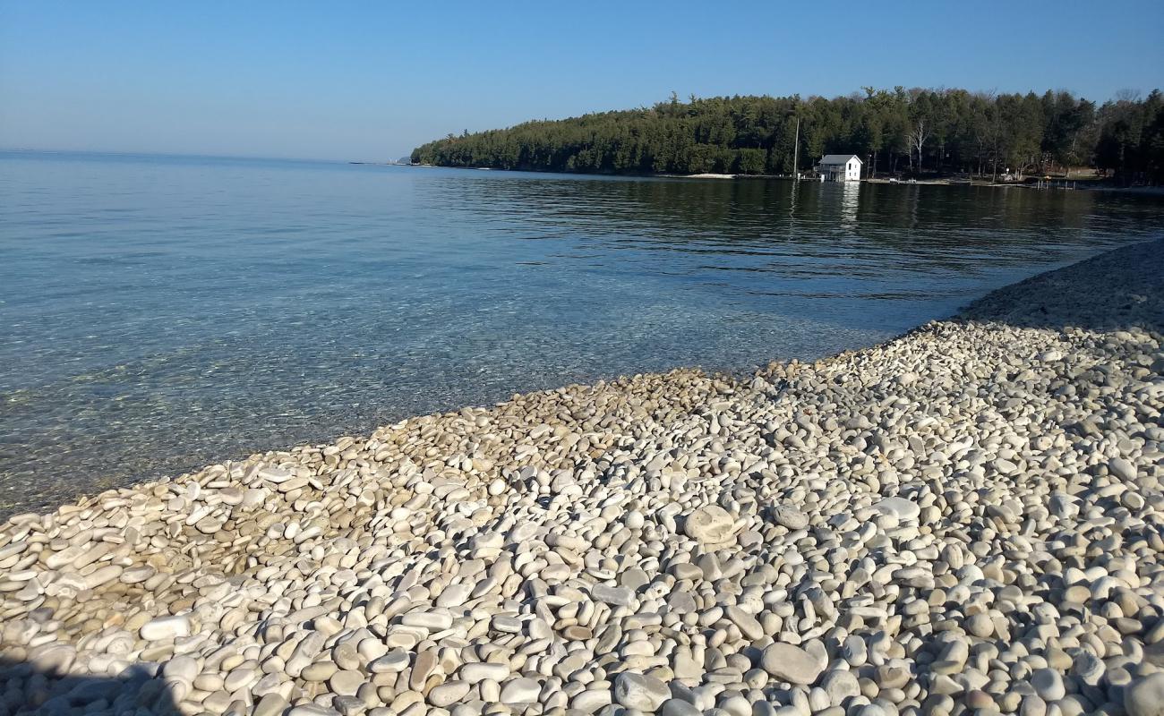 Foto af Pebble Beach med let sten overflade