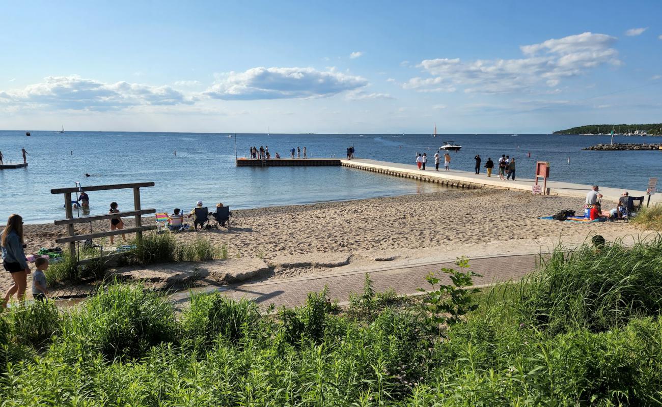 Foto af Sister Bay Beach med lys sand overflade