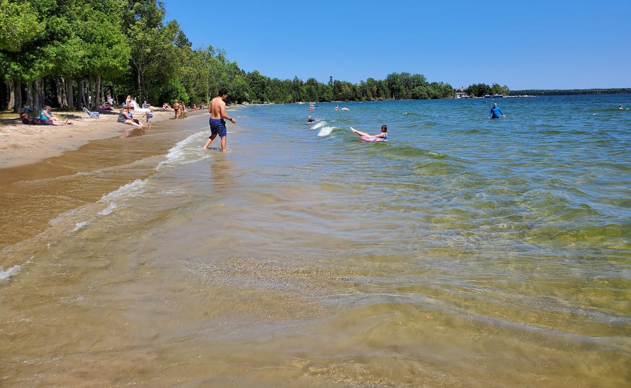 Foto af Sandy Bay med lys sand overflade