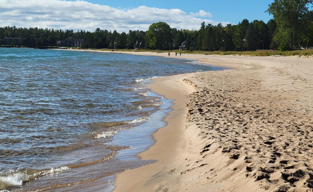 Foto af Whitefish Bay med lys sand overflade