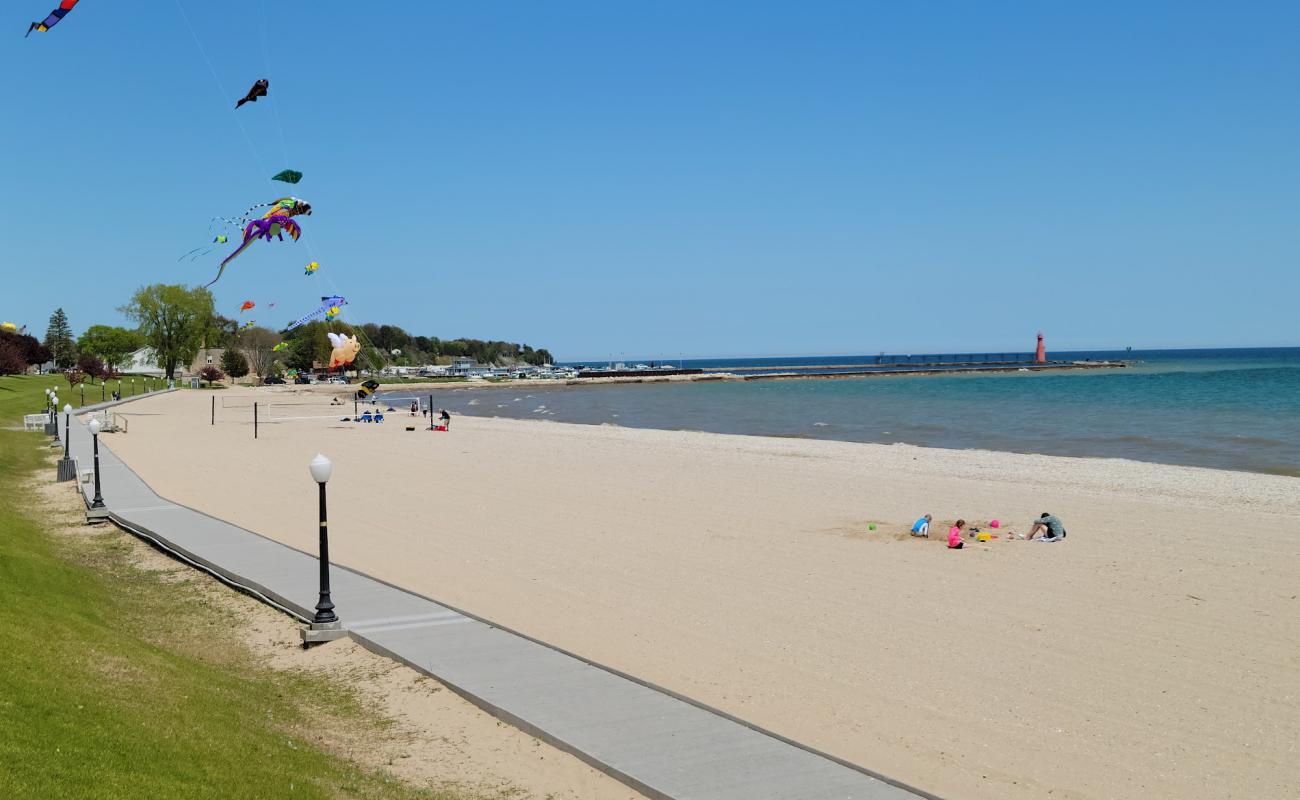 Foto af Crescent Beach med lys sand overflade