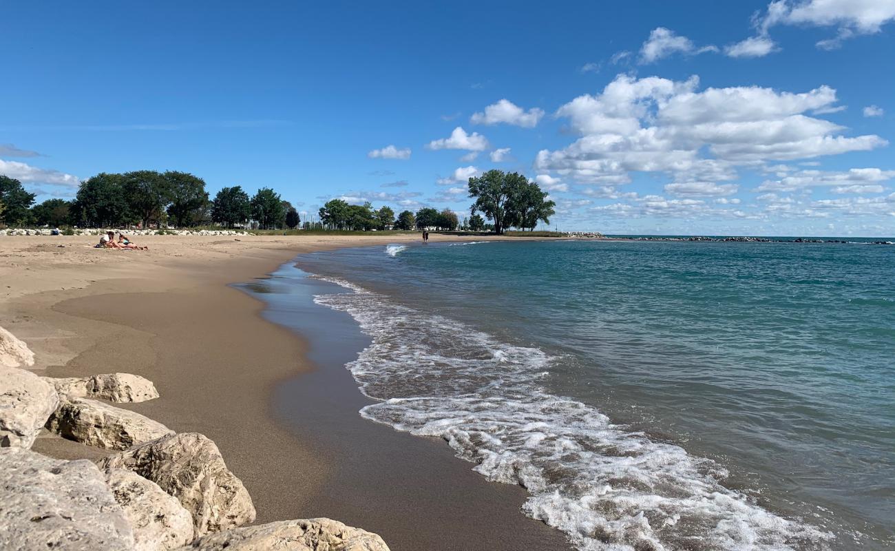 Foto af Simmons Island Beach med lys sand overflade