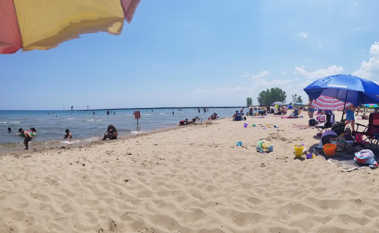 Foto af Waukegan Municipal Beach med lys sand overflade