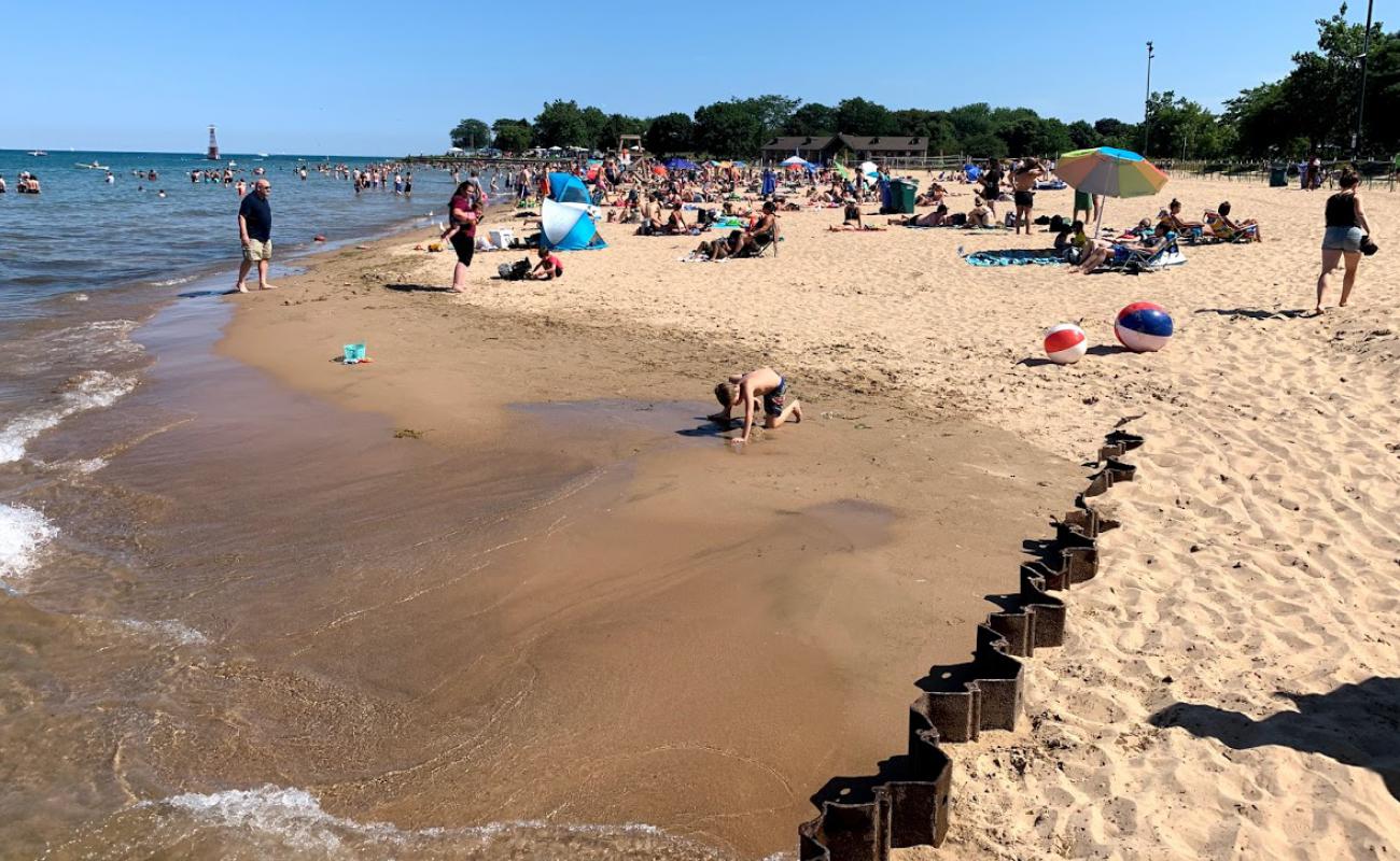 Foto af Foster Beach med lys sand overflade