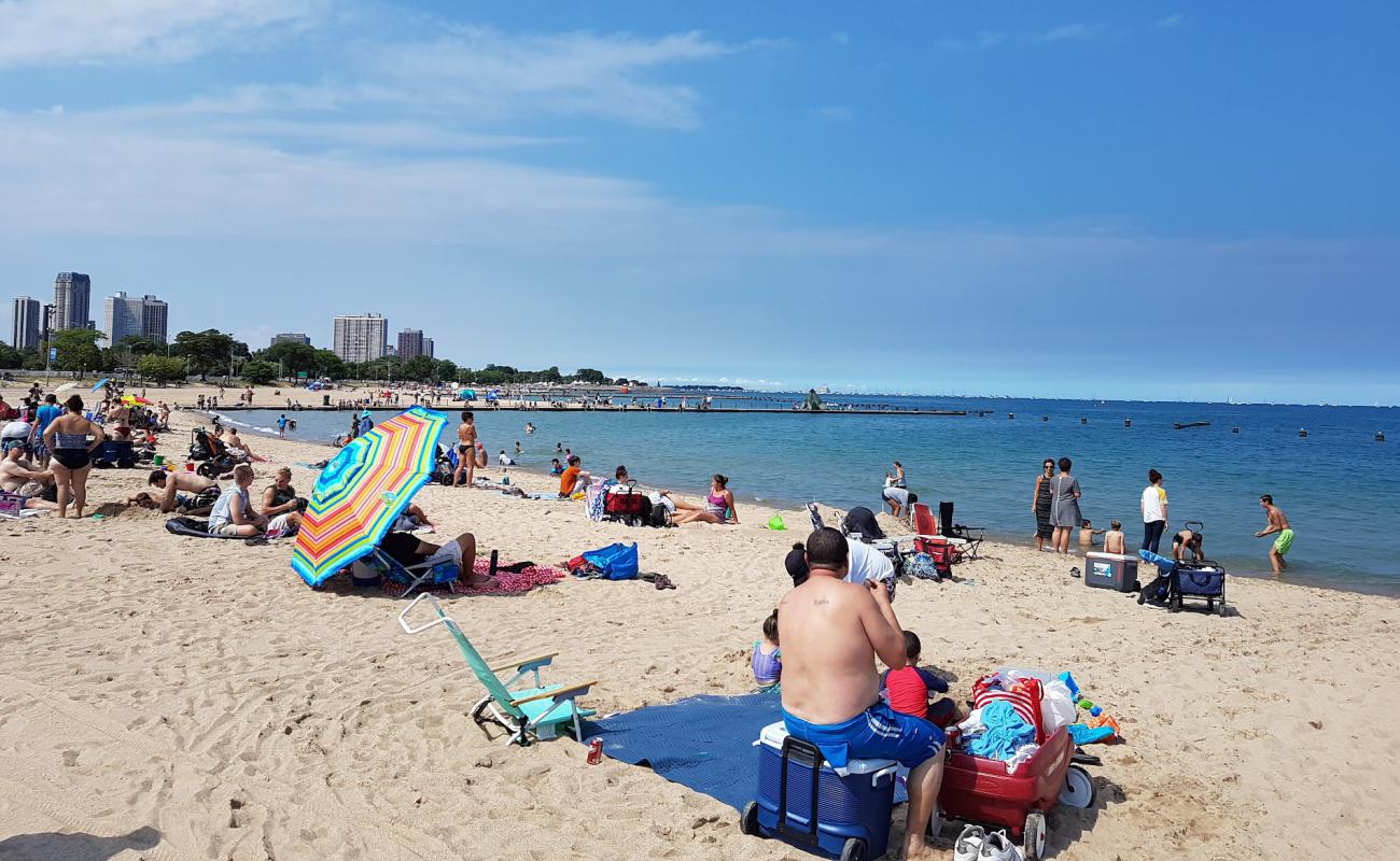 Foto af North Avenue Beach med lys sand overflade