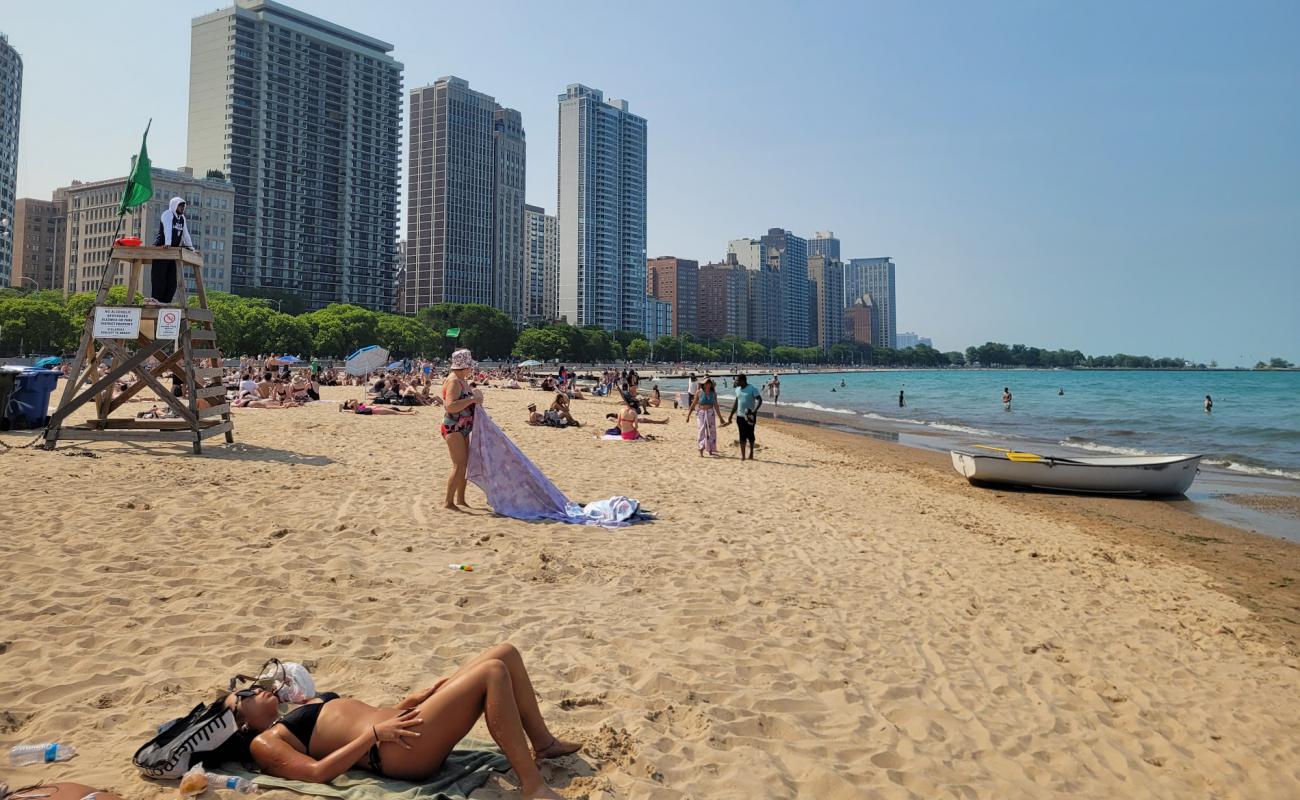 Foto af Oak Street Beach med lys sand overflade