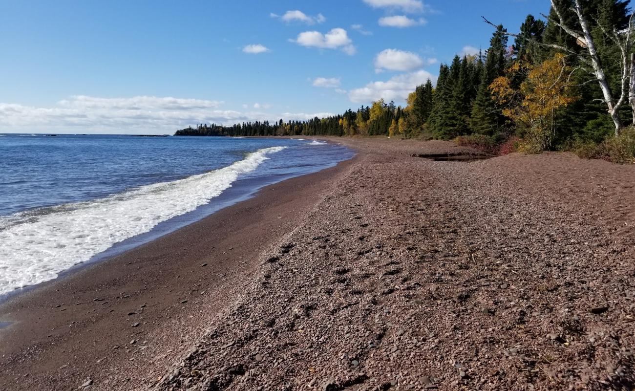 Foto af Paradise Beach med brunt sand og sten overflade