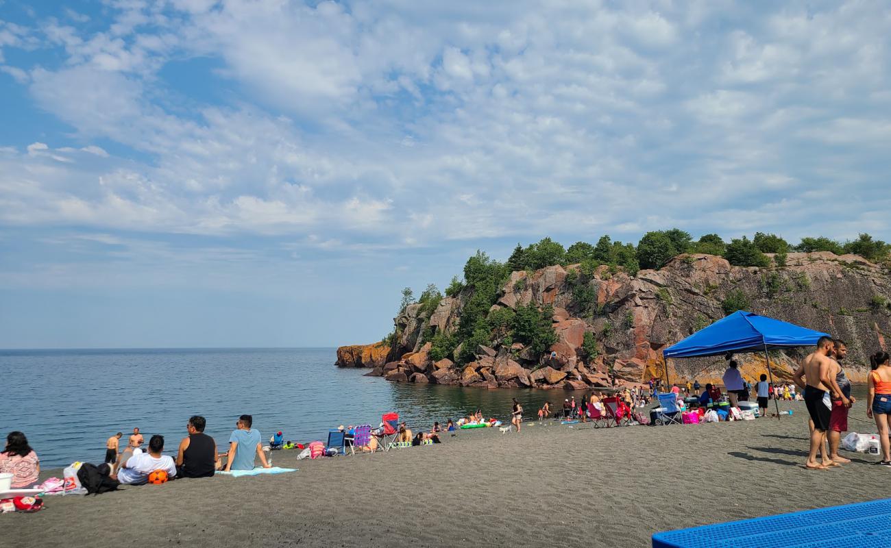 Foto af Black Beach med grå fin sten overflade