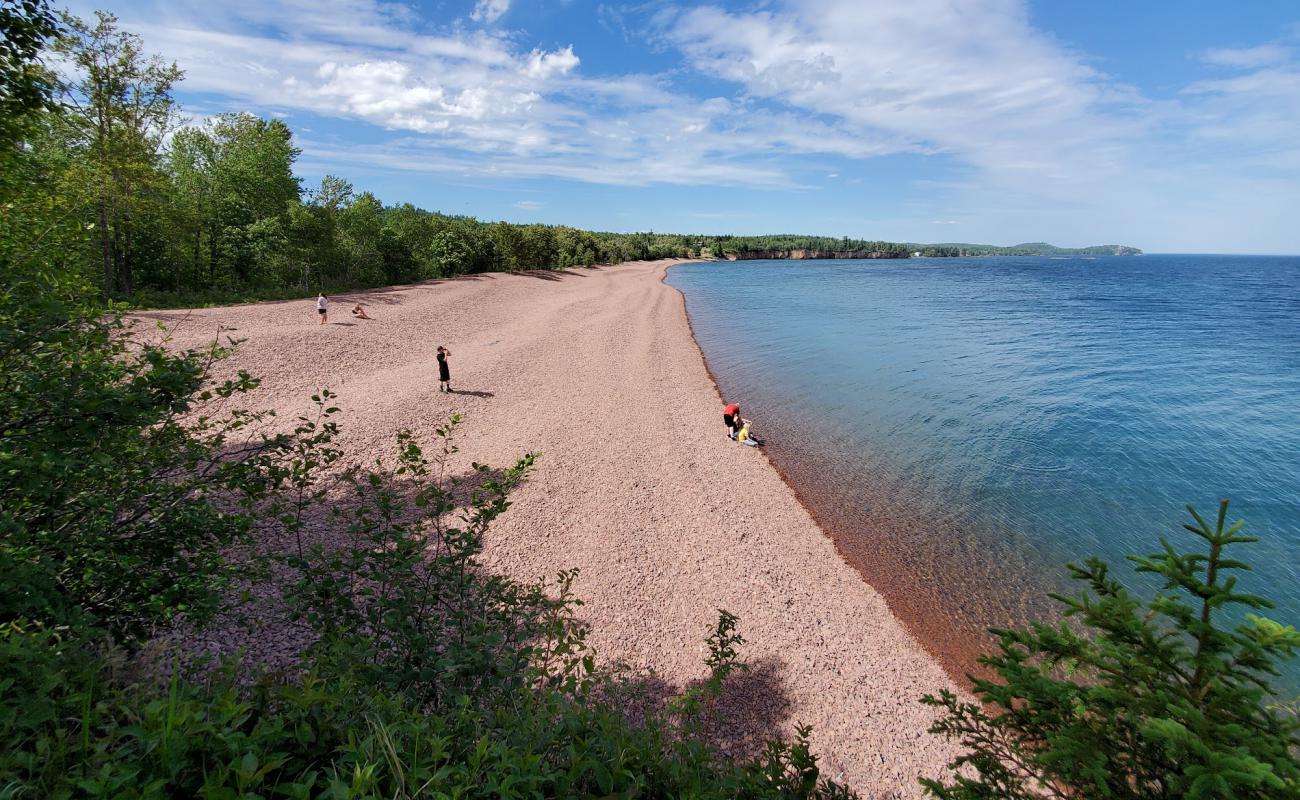 Foto af Iona's Beach med brun sten overflade