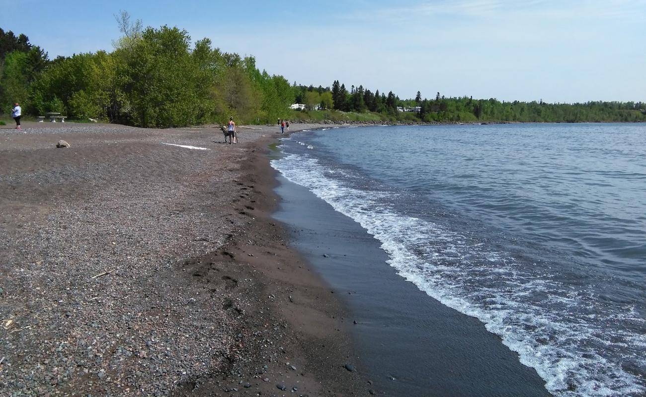 Foto af Burlington Bay Beach med gråt sand og småsten overflade