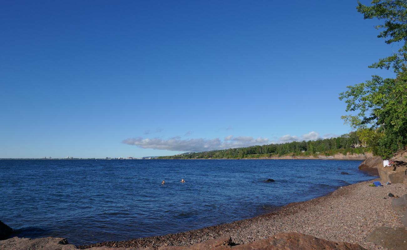 Foto af 42nd Avenue Beach med grå sten overflade