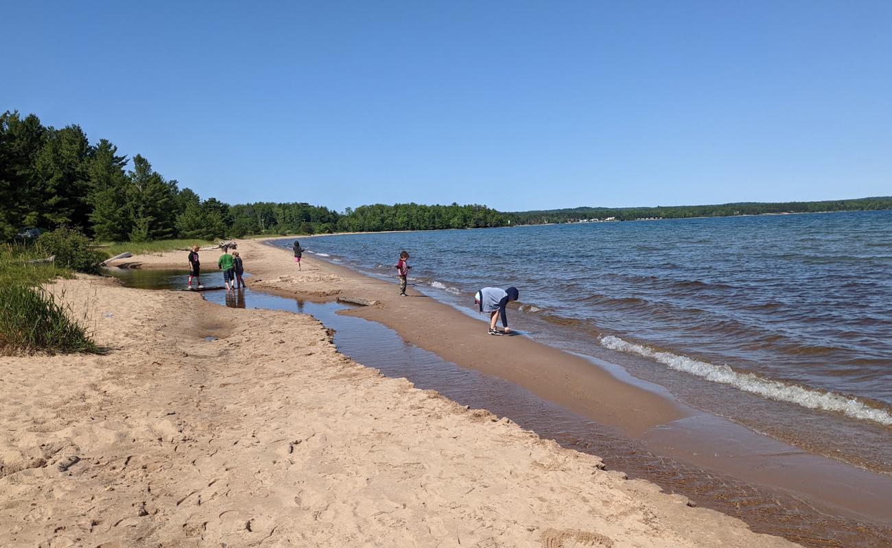 Foto af Munising Beach med lys sand overflade