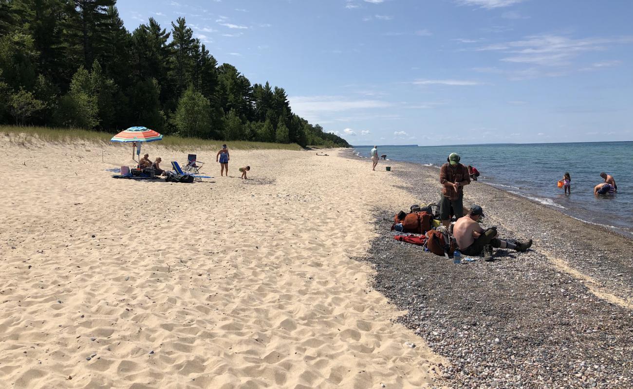 Foto af Twelvemile Beach med let sand og småsten overflade