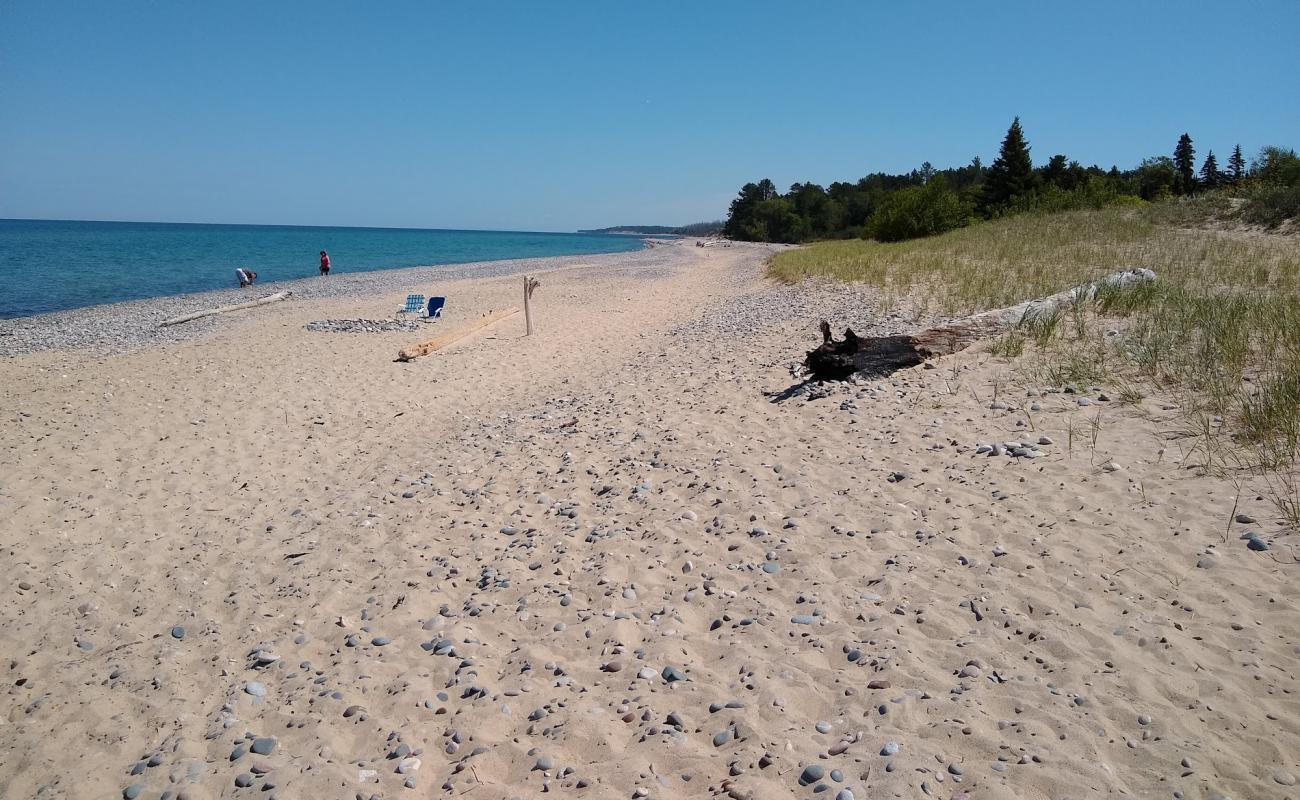 Foto af Two Hearted Beach med let sand og småsten overflade