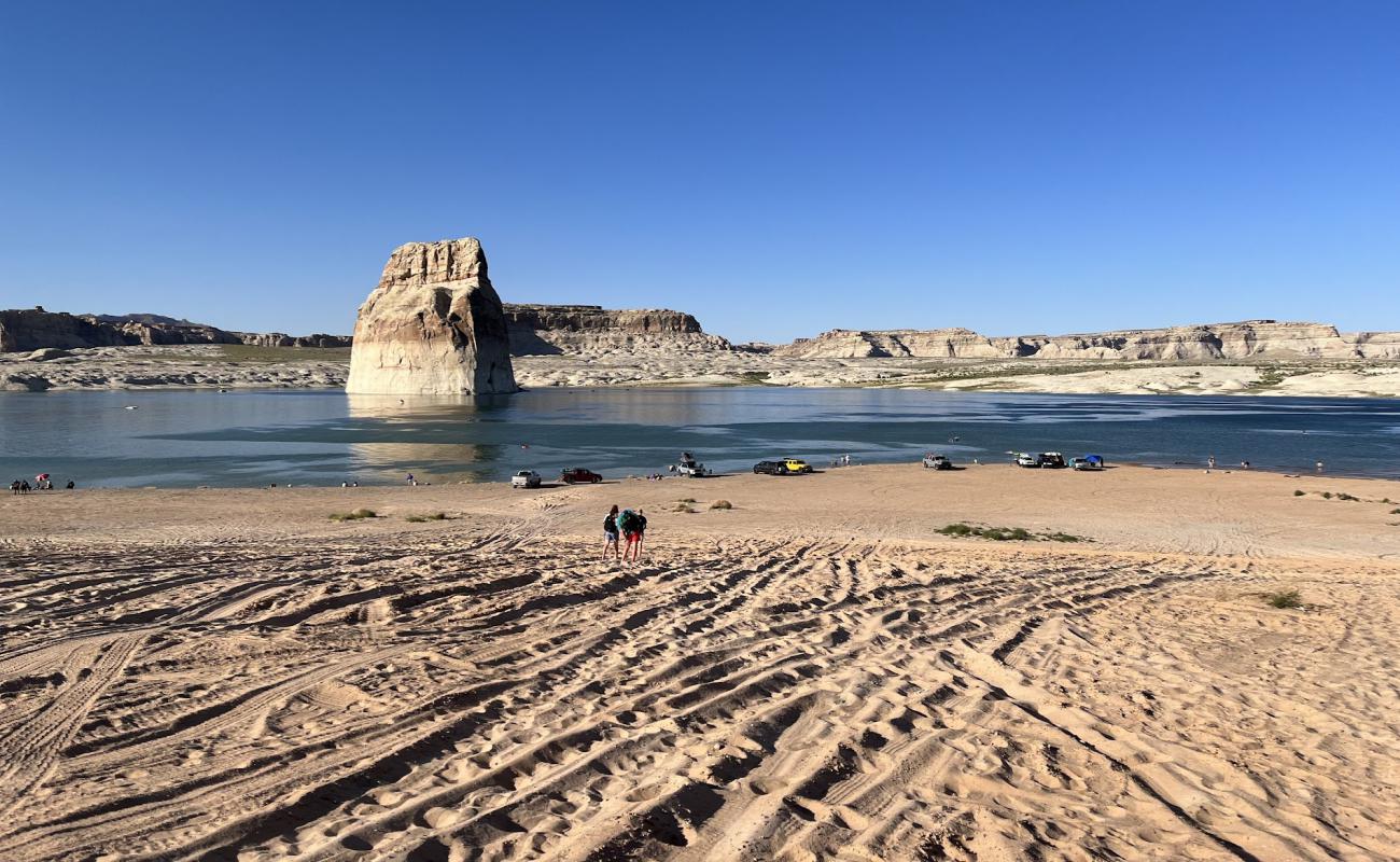 Foto af Lone Rock Beach med lyst sand & sten overflade