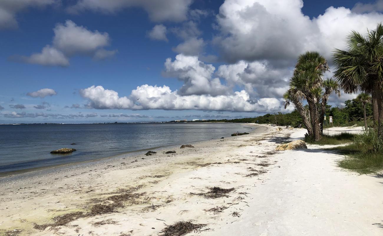 Foto af Bunche beach med hvidt sand overflade