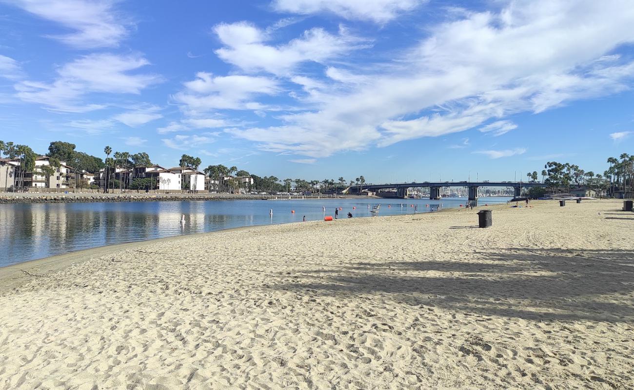 Foto af Mother's beach med lys sand overflade