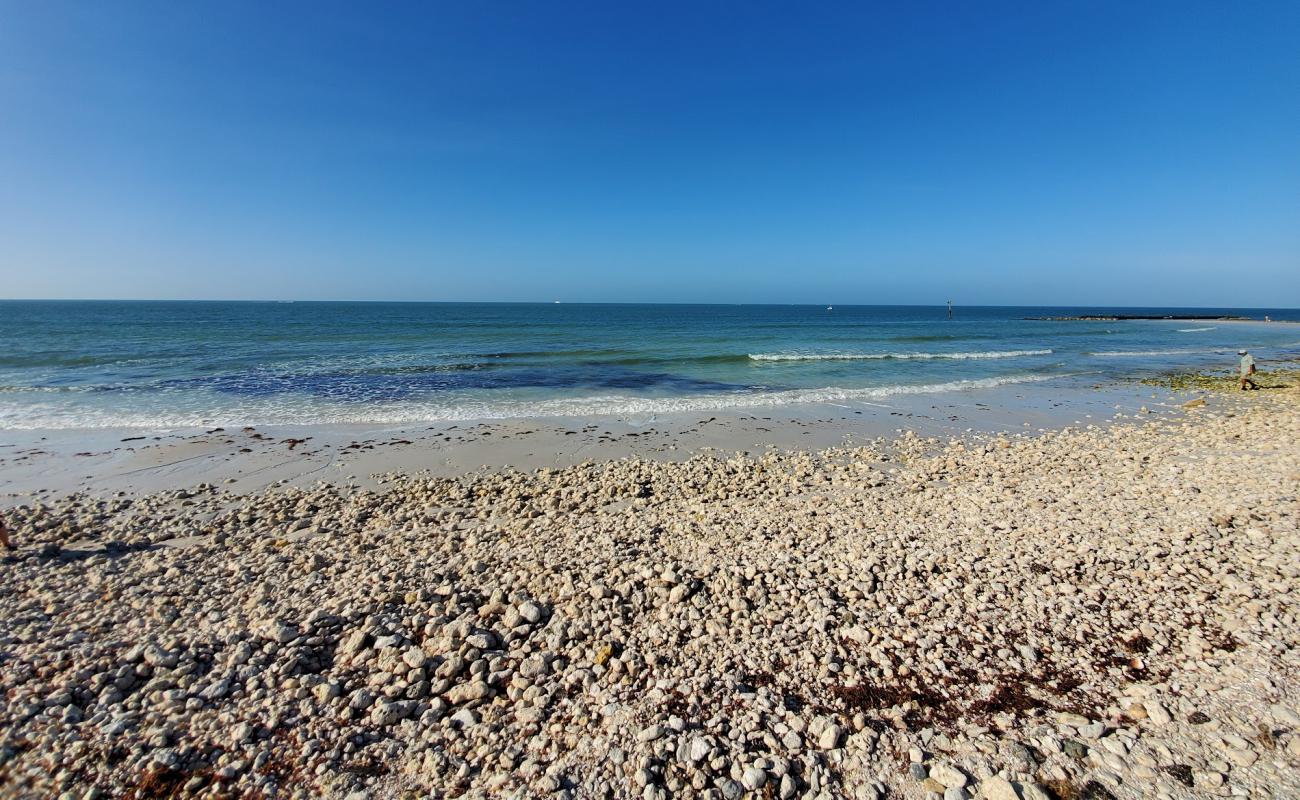 Foto af Dunedin Beach med hvidt sand og småsten overflade