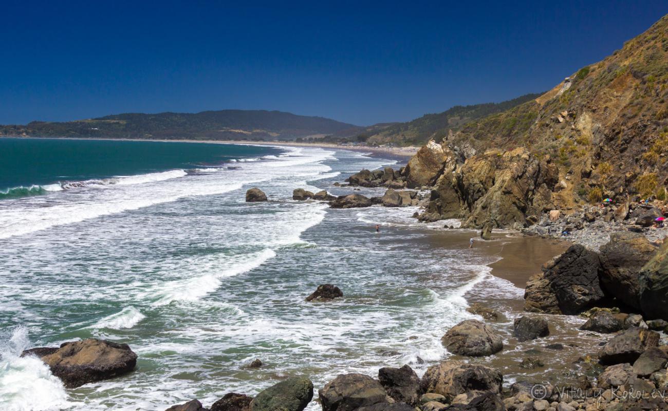 Foto af Red Rock Beach med lys sand overflade