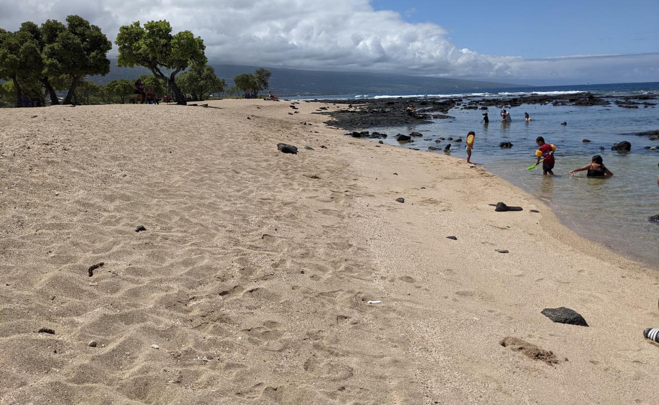 Foto af Kailua Kona Beach med lys sand overflade