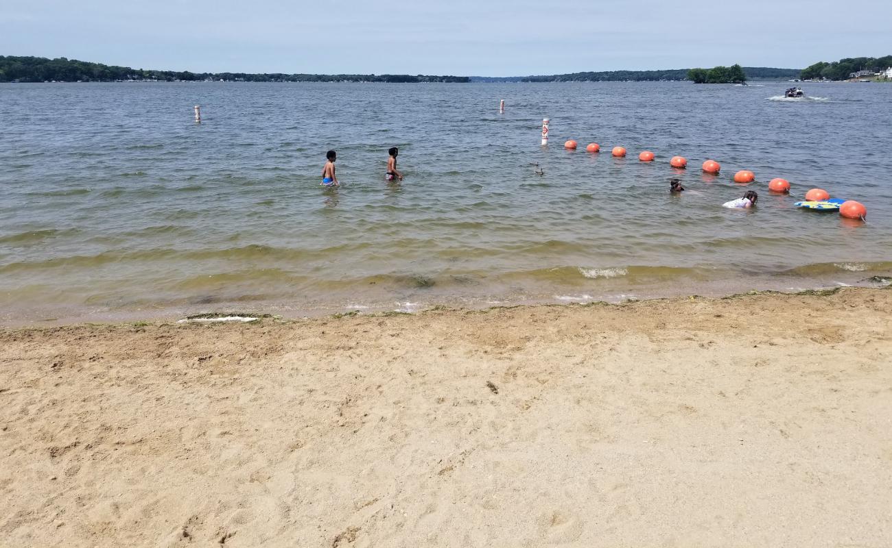 Foto af Pewaukee Strand med lys sand overflade