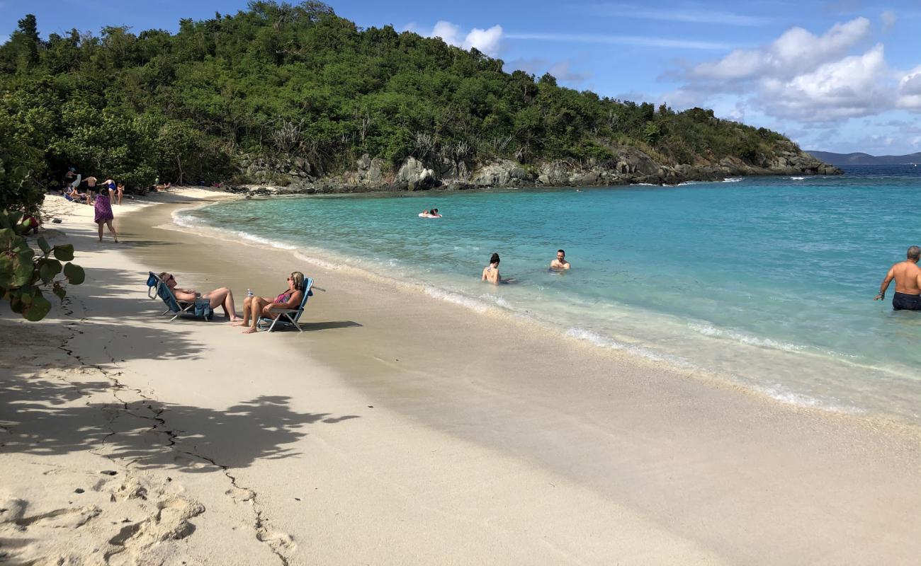 Foto af Jumbie beach med lys fint sand overflade