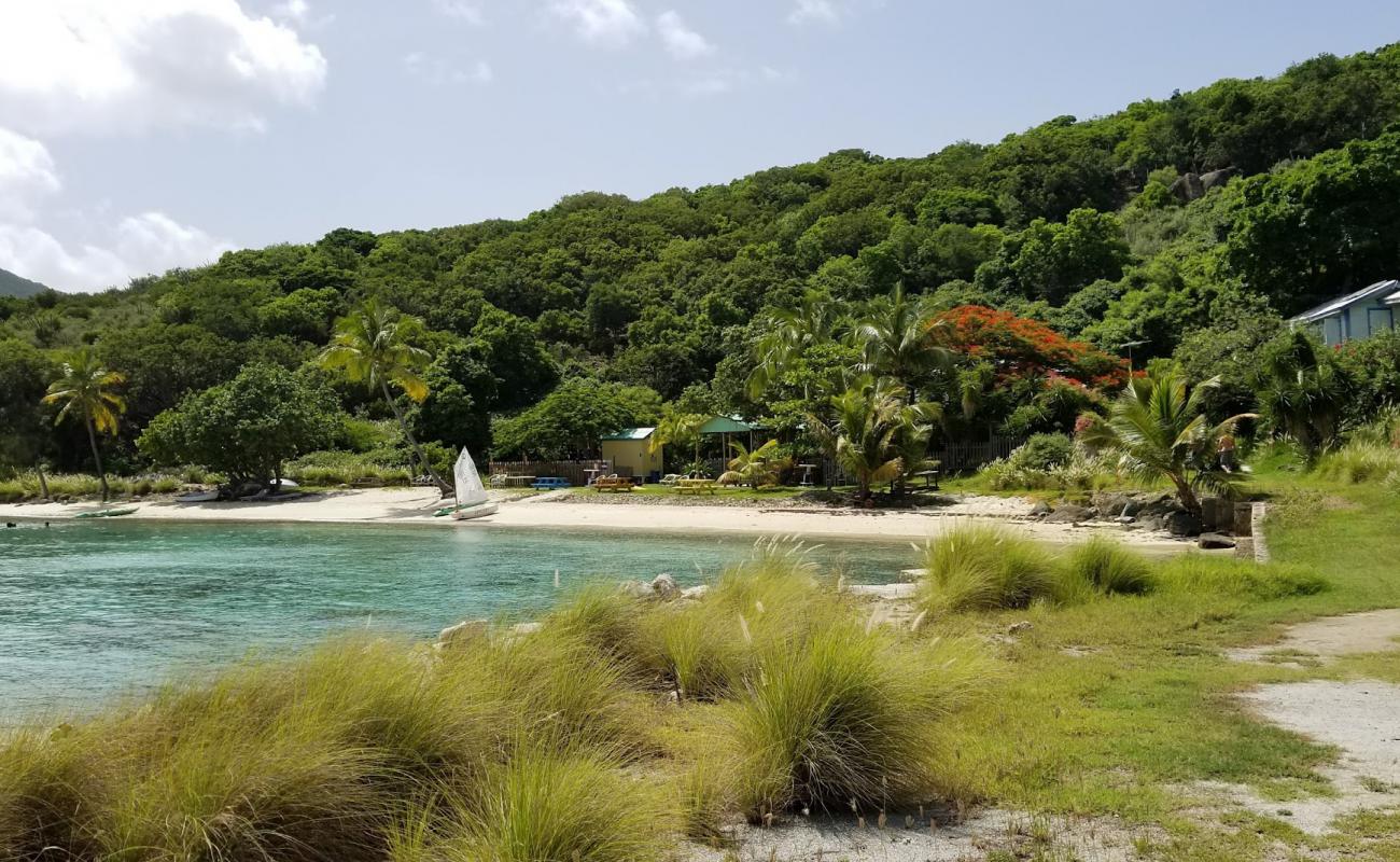 Foto af Diamond Cay beach II med let sand og småsten overflade