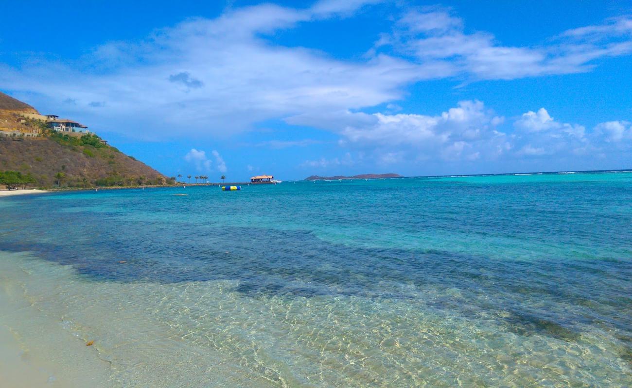 Foto af Oil Nut Bay Strand med lys fint sand overflade